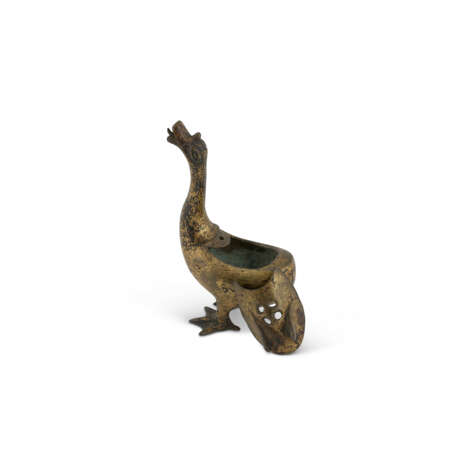 A SMALL GILT-BRONZE GOOSE-FORM CENSER AND COVER - фото 5