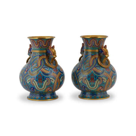 A PAIR OF CLOISONNE 'DRAGON' VASES - photo 3