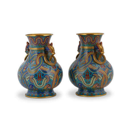 A PAIR OF CLOISONNE 'DRAGON' VASES - фото 4