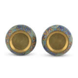 A PAIR OF CLOISONNE 'DRAGON' VASES - Foto 5