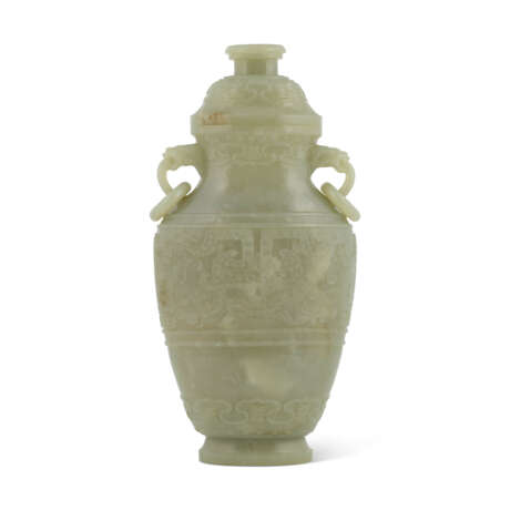 A PALE CELADON JADE ARCHAISTIC VASE AND COVER - Foto 1