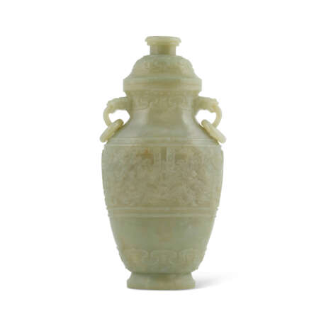 A PALE CELADON JADE ARCHAISTIC VASE AND COVER - Foto 3