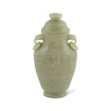 A PALE CELADON JADE ARCHAISTIC VASE AND COVER - Foto 4