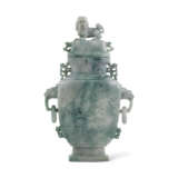 A LARGE CARVED ARCHAISTIC JADEITE VASE AND COVER - Foto 1