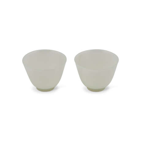 A PAIR OF WHITE JADE CUPS - фото 3