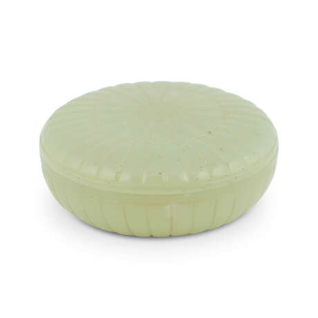 A GREENISH-WHITE JADE CHRYSANTHEMUM-FORM BOX AND COVER - Foto 1