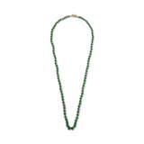 A JADEITE BEAD NECKLACE - Foto 1