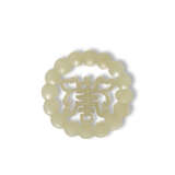 A GROUP OF ELEVEN WHITE AND PALE CELADON JADE OPENWORK ORNAMENTS - Foto 11