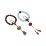 AN AQUAMARINE AND LAPIS LAZULI ROSARY AND AN AMBER ROSARY - Foto 1