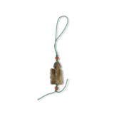 A RUSSET JADE ‘FOREIGNER AND MONKEY’ PENDANT - Foto 2