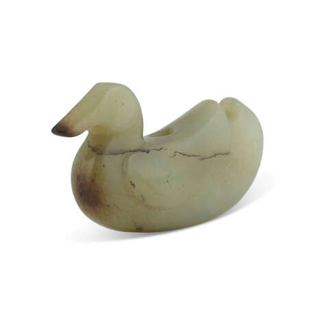 A YELLOW JADE 'MANDARIN DUCK' PENDANT - фото 1