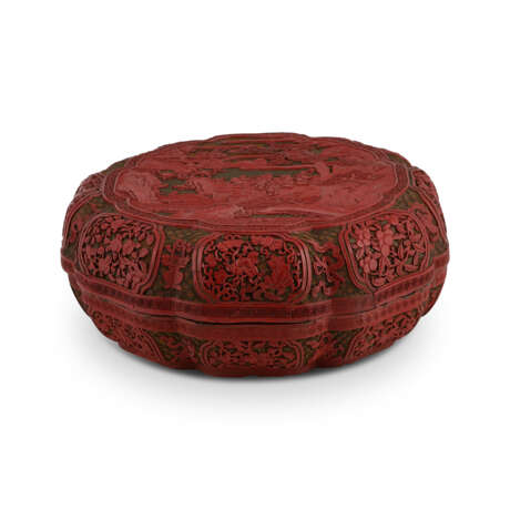 A CARVED POLYCHROME LACQUER BOX AND COVER - Foto 2