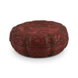 A CARVED POLYCHROME LACQUER BOX AND COVER - Foto 2