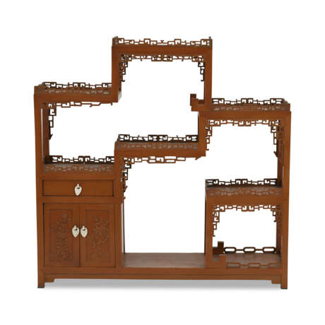 A SMALL BOXWOOD DISPLAY CABINET - Foto 1