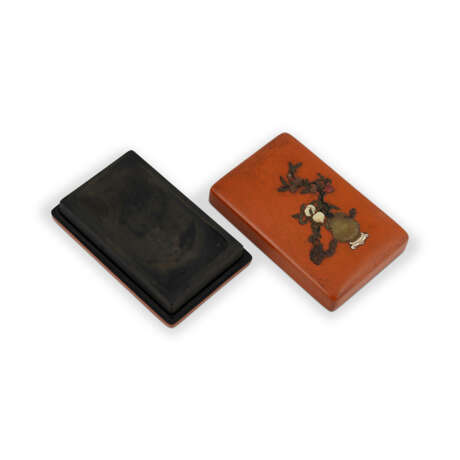 A LACQUERED WOOD INK STONE AND EMBELLISHED BOX AND COVER - фото 3