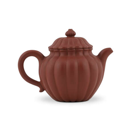 A YIXING MOULDED 'CHRYSANTHEMUM' TEAPOT AND COVER - фото 2