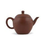 A YIXING EGG-SHAPED TEAPOT AND COVER - фото 3