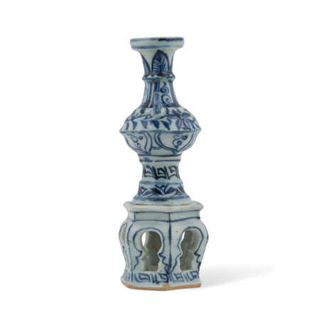 A MINIATURE BLUE AND WHITE ALTAR VASE - фото 2