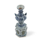 A MINIATURE BLUE AND WHITE ALTAR VASE - Foto 3