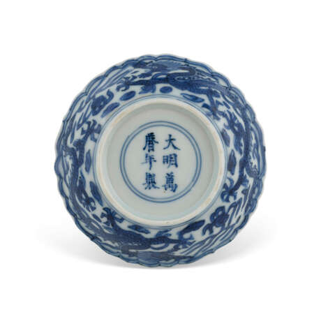 A BLUE AND WHITE 'DRAGON' DISH - photo 3