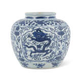 A RARE BLUE AND WHITE 'DRAGON' JAR - фото 2