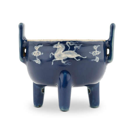 A BLUE-GLAZED SLIP-DECORATED ‘FLYING HORSE’ TRIPOD CENSER - Foto 1