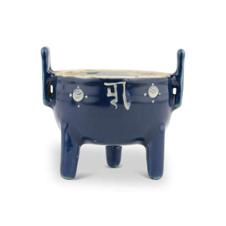 A BLUE-GLAZED SLIP-DECORATED ‘FLYING HORSE’ TRIPOD CENSER - Foto 3