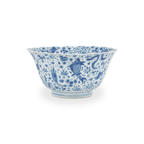 A BLUE AND WHITE ‘FISH’ FOLIATE-RIMMED BOWL - photo 1