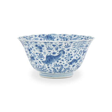 A BLUE AND WHITE ‘FISH’ FOLIATE-RIMMED BOWL - photo 2