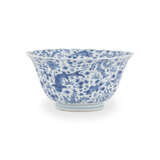 A BLUE AND WHITE ‘FISH’ FOLIATE-RIMMED BOWL - photo 3