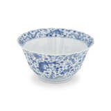 A BLUE AND WHITE ‘FISH’ FOLIATE-RIMMED BOWL - фото 4