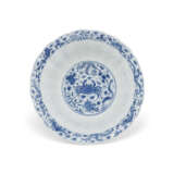 A BLUE AND WHITE ‘FISH’ FOLIATE-RIMMED BOWL - фото 5