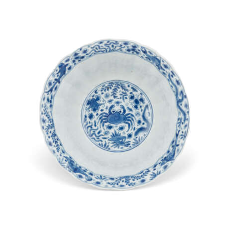 A BLUE AND WHITE ‘FISH’ FOLIATE-RIMMED BOWL - фото 5