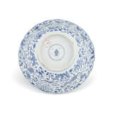 A BLUE AND WHITE ‘FISH’ FOLIATE-RIMMED BOWL - фото 6
