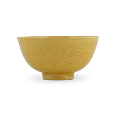 AN INCISED YELLOW-ENAMELLED ‘FLORAL’ BOWL - photo 1