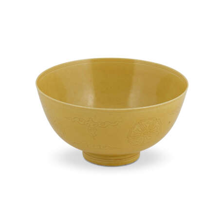 AN INCISED YELLOW-ENAMELLED ‘FLORAL’ BOWL - photo 2