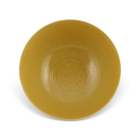 AN INCISED YELLOW-ENAMELLED ‘FLORAL’ BOWL - photo 3