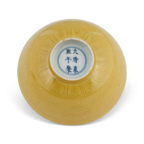 AN INCISED YELLOW-ENAMELLED ‘FLORAL’ BOWL - photo 4