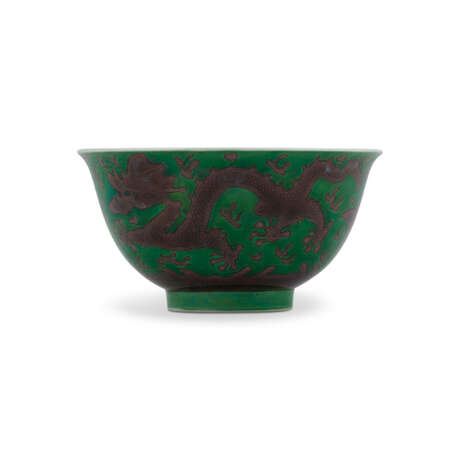 A GREEN-GROUND AND AUBERGINE-ENAMELLED ‘DRAGON’ BOWL - фото 1