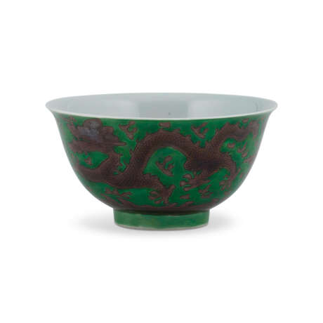 A GREEN-GROUND AND AUBERGINE-ENAMELLED ‘DRAGON’ BOWL - фото 2