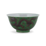 A GREEN-GROUND AND AUBERGINE-ENAMELLED ‘DRAGON’ BOWL - photo 2