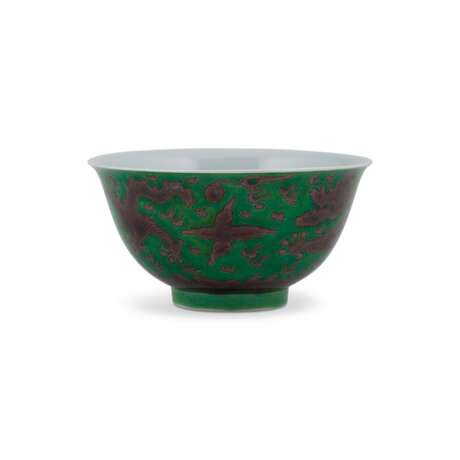 A GREEN-GROUND AND AUBERGINE-ENAMELLED ‘DRAGON’ BOWL - фото 3