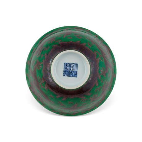 A GREEN-GROUND AND AUBERGINE-ENAMELLED ‘DRAGON’ BOWL - фото 5