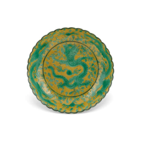 A SMALL YELLOW-GROUND AND GREEN-ENAMELLED FOLIATE-RIMMED 'DRAGON' DISH - фото 1