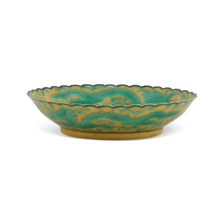 A SMALL YELLOW-GROUND AND GREEN-ENAMELLED FOLIATE-RIMMED 'DRAGON' DISH - photo 2