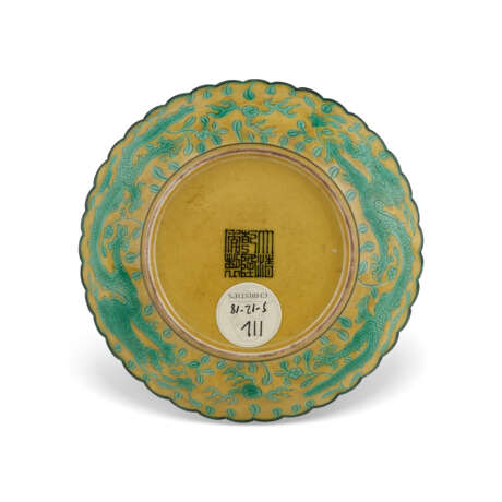 A SMALL YELLOW-GROUND AND GREEN-ENAMELLED FOLIATE-RIMMED 'DRAGON' DISH - Foto 3