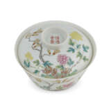 A FAMILLE ROSE AND GILT-DECORATED ‘FLORAL’ BOWL AND COVER - Foto 3