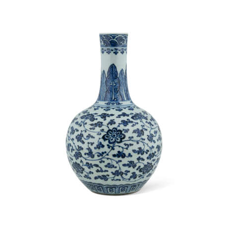 A BLUE AND WHITE ‘LOTUS SCROLL’ VASE - фото 1