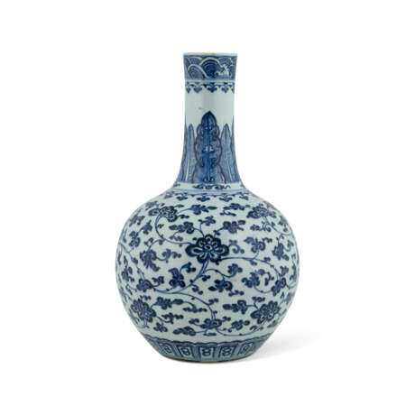 A BLUE AND WHITE ‘LOTUS SCROLL’ VASE - фото 2