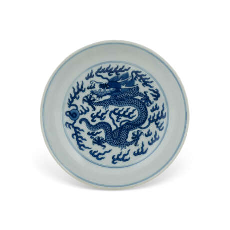 A BLUE AND WHITE `DRAGON’ DISH - фото 1